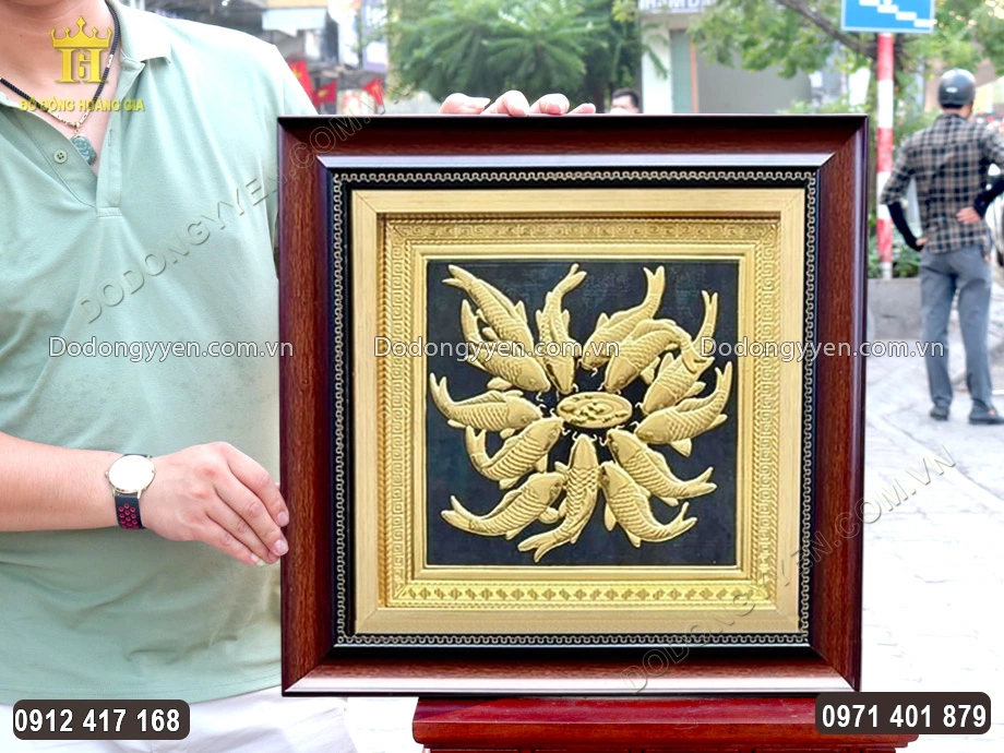 Khung tranh được l&agrave;m bằng Composite mỏng nhẹ, chắc chắn